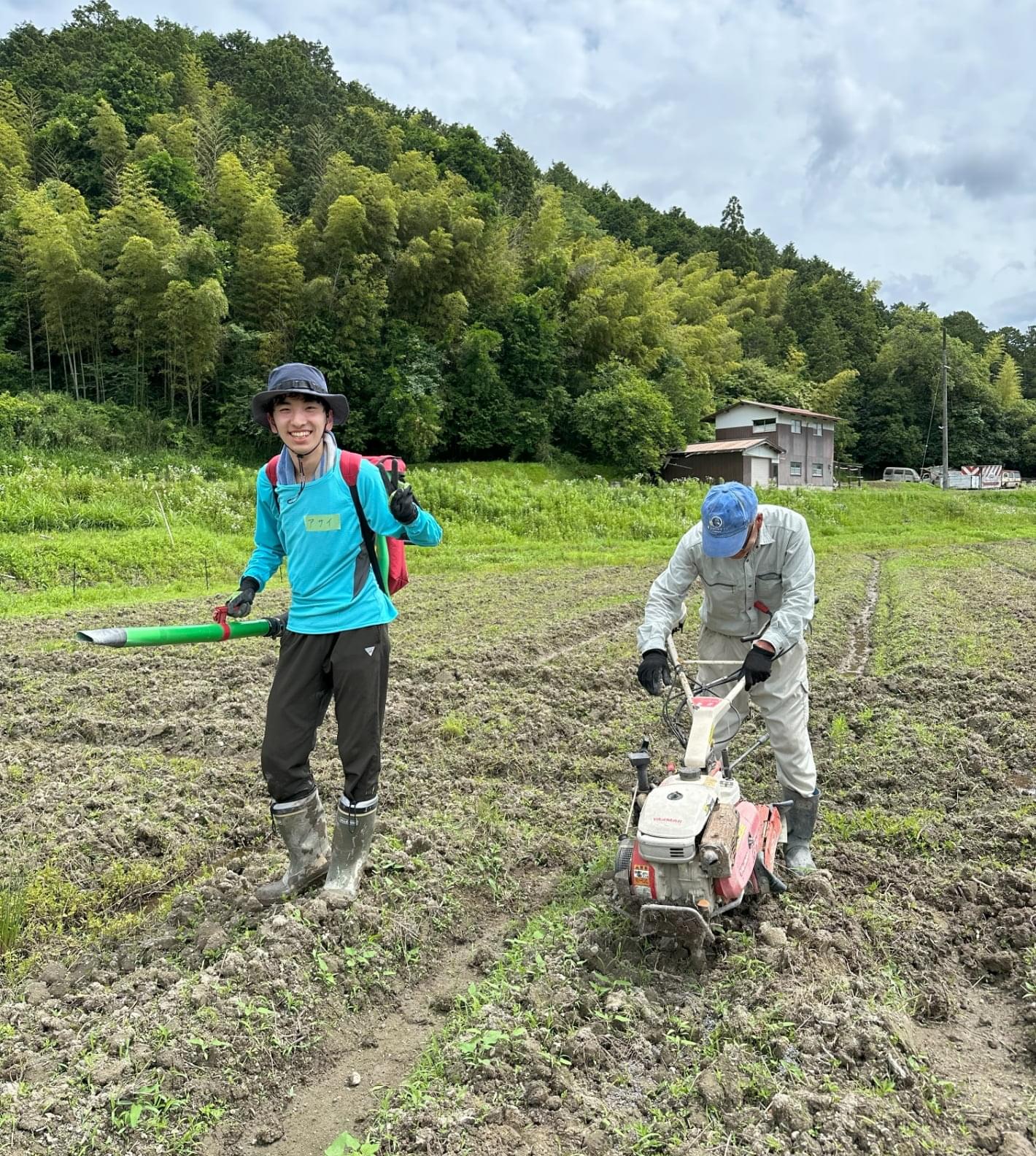 農作業をしている二人の男性の様子